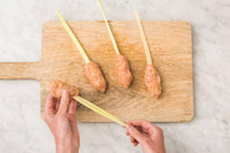 Enfiler le poulet sur les brochettes