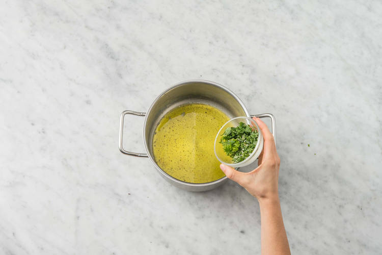Préparer l'huile aux herbes frâiches