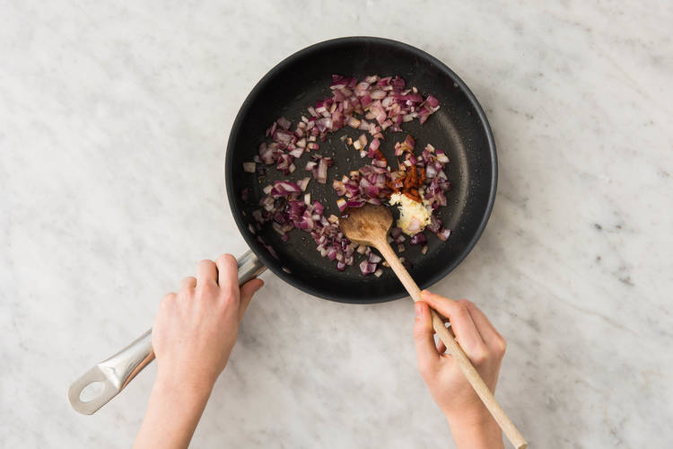 Faire cuire les oignons au harissa