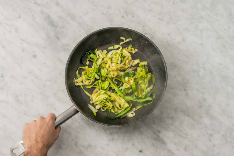 Faire cuire les nouilles de courgette