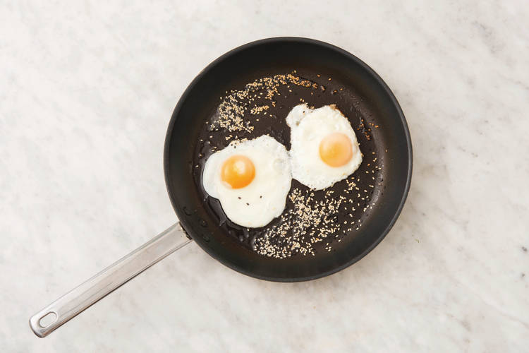 Fry the sesame eggs