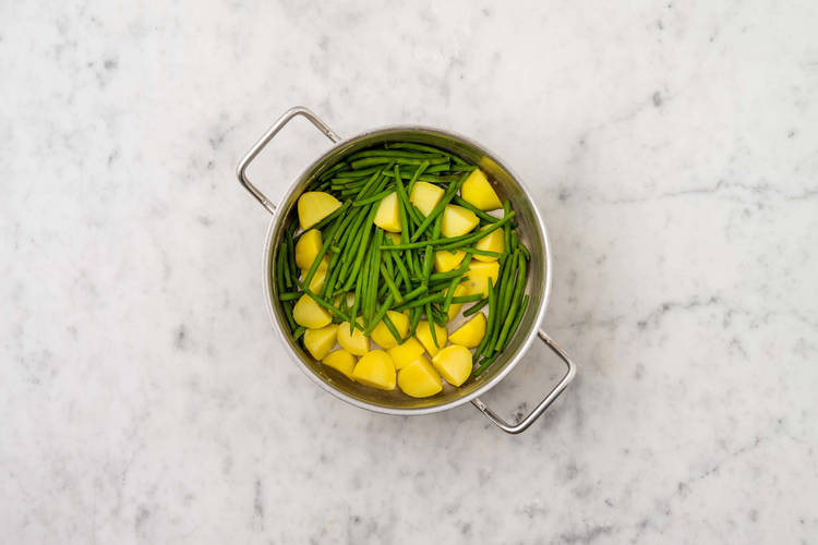 Kook de aardappelen en sperziebonen