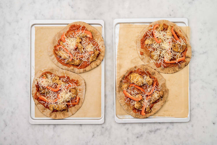 Garnir les pains plats