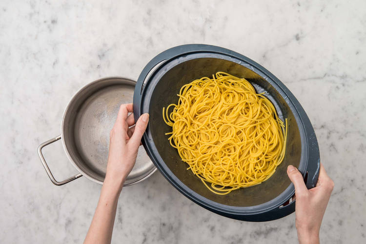 Pasta kochen & Brösel rösten