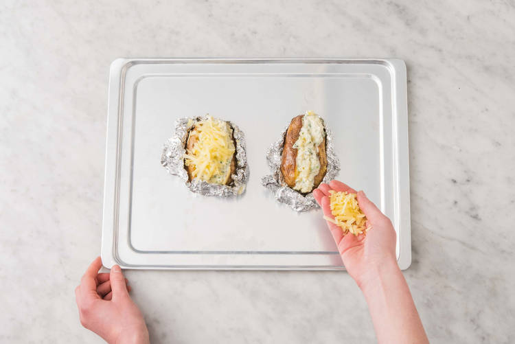 Garnir les pommes de terre