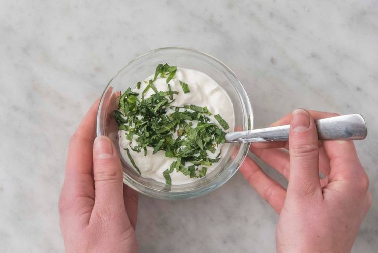 Make the yoghurt sauce