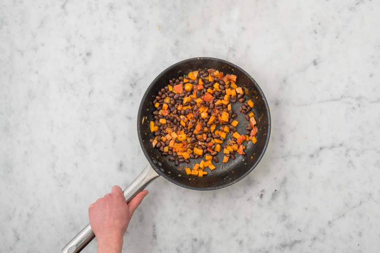 Faire cuire les haricots et les poivrons