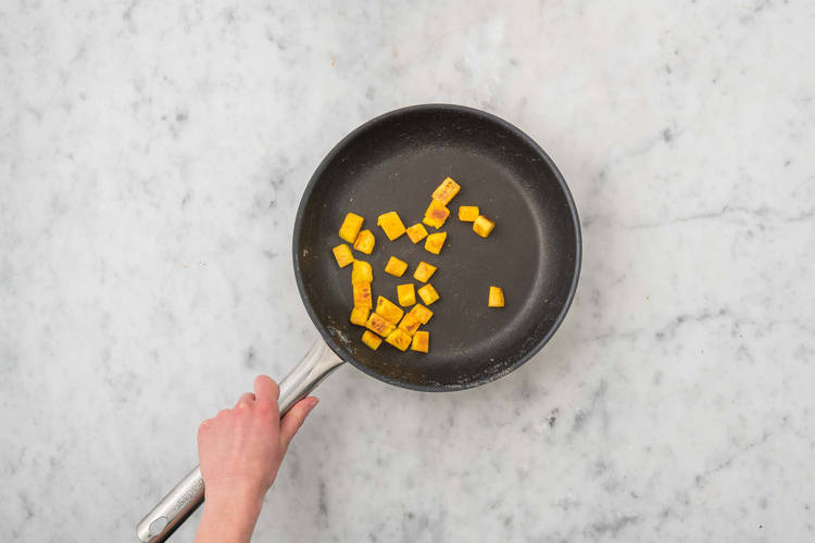 Faire griller la noix de coco et l’ananas