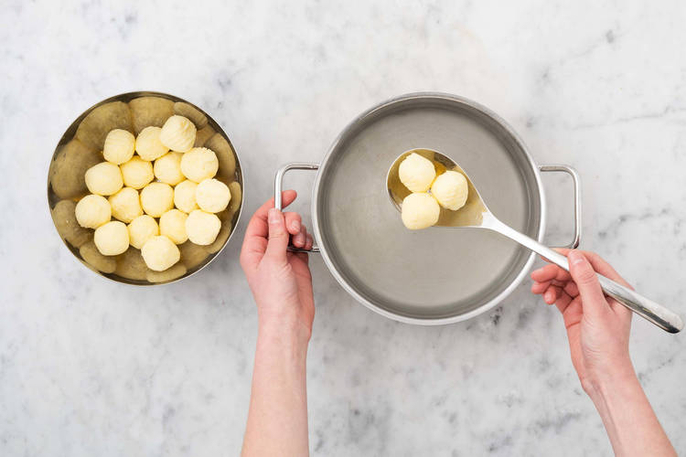 Knödel kochen