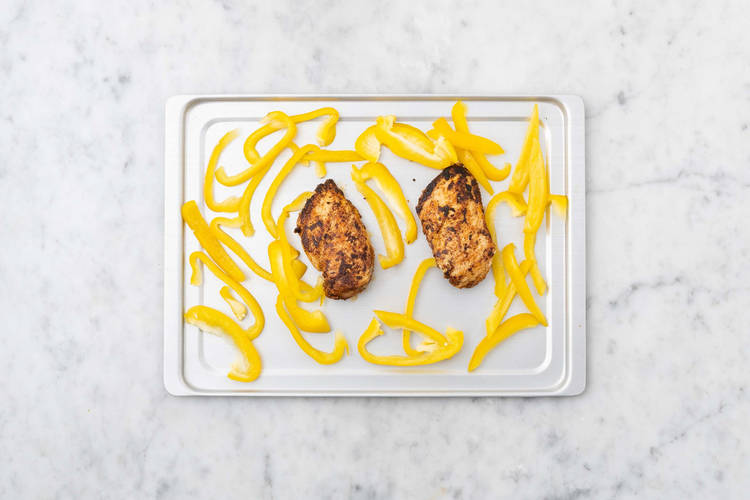 Faire cuire le poulet et les poivrons