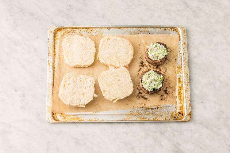 Faire griller les pains et terminer les champignons