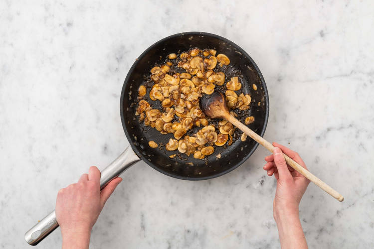 Faire cuire la sauce aux champignons