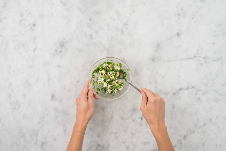 Faire mariner les bocconcinis et faire griller les amandes