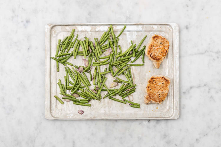 Faire cuire le porc et les haricots verts