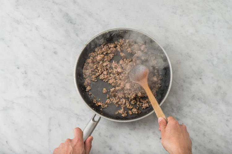 Faire cuire les rigatonis et préparer la sauce