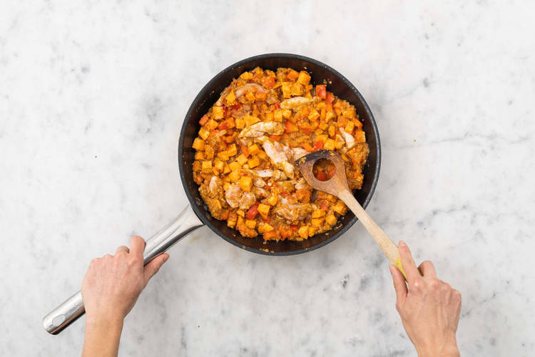 Faire revenir la pâte de curry