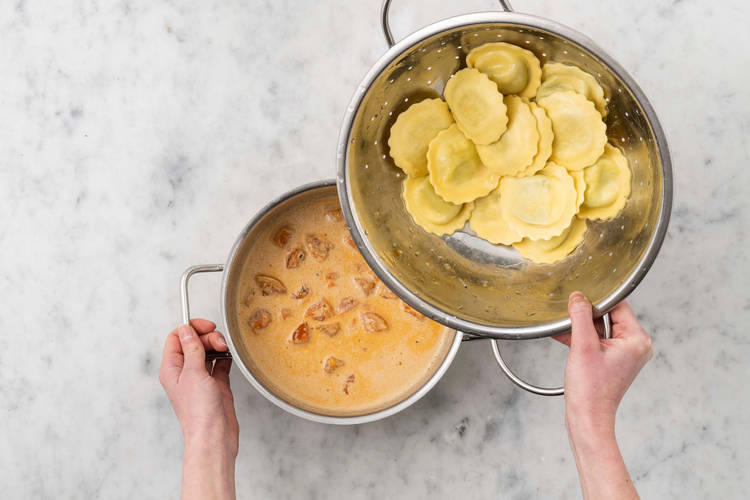 Pasta & Soße mischen