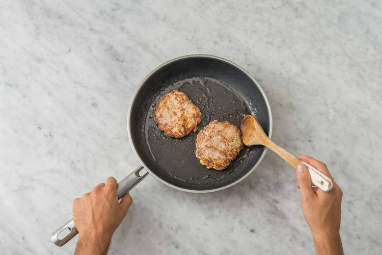 Kipburgers bakken