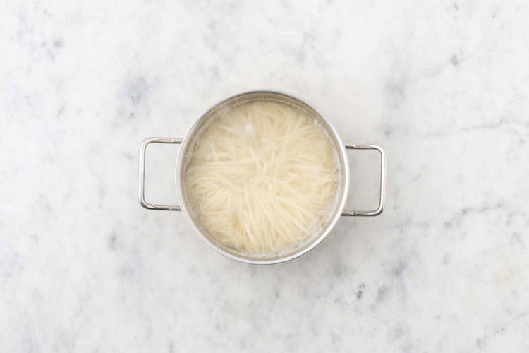 Remuer le lait de coco