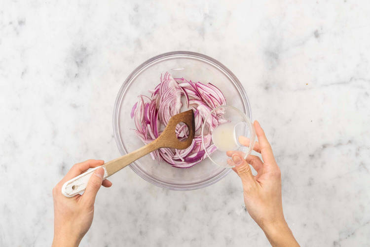 Faire les pickles d'oignon rouge