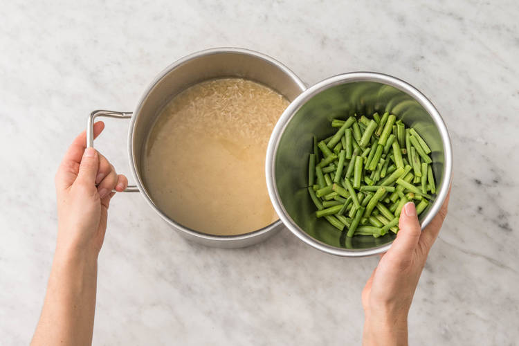 Cuire le riz et les haricots verts