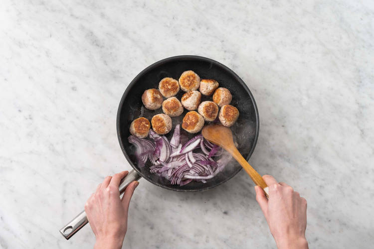 Cuire les boulettes de poulet haché