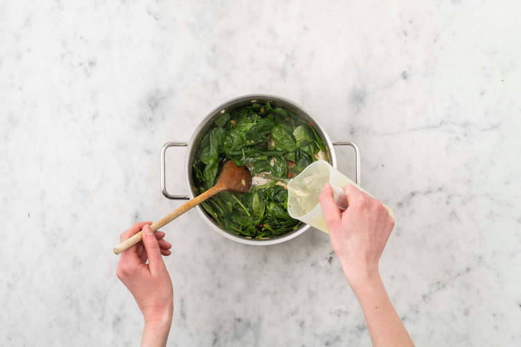 Spinatsauce zubereiten