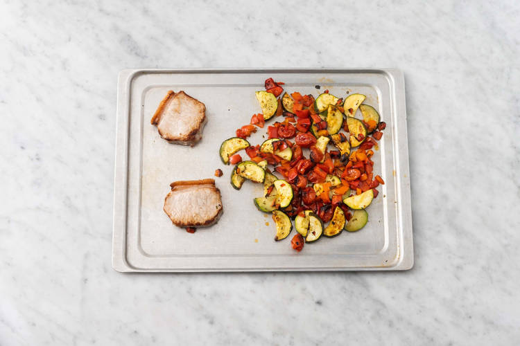 Faire rôtir le porc et les légumes