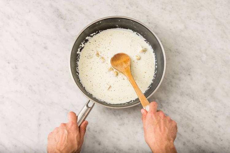 Préparer la sauce au camembert