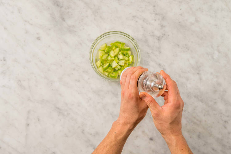 Förbered gurksallad