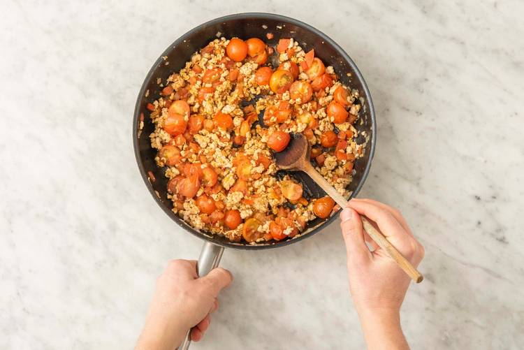 Cuire le haché de poulet et les tomates