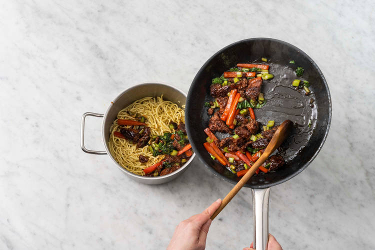 Assembler les nouilles à la cantonaise