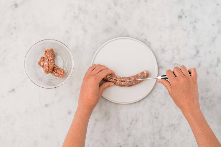 Retirer la peau de la saucisse