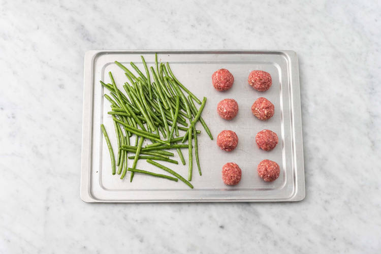 Faire rôtir les boulettes et les haricots verts