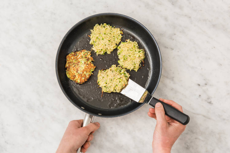 Kartoffel-Zucchini-Puffer backen