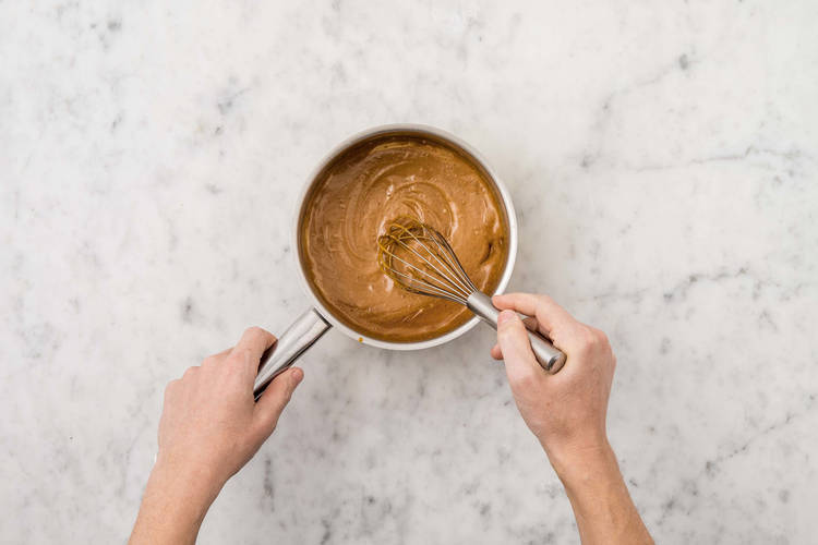 Préparer la sauce à la cacahuète