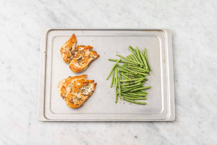 Faire rôtir le poulet et les haricots verts