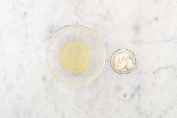 Préparer l'aïoli et la vinaigrette