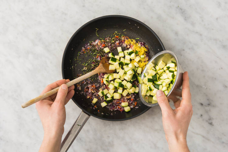 Garnalen en courgette bakken