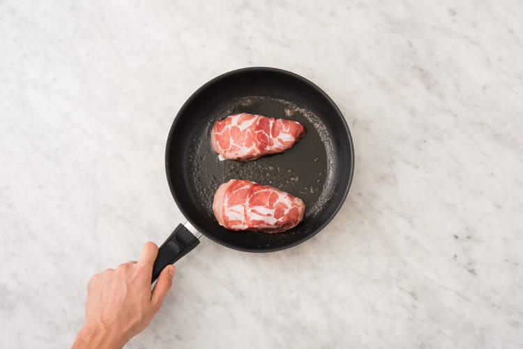 Cuire le poulet, apprêter le risotto