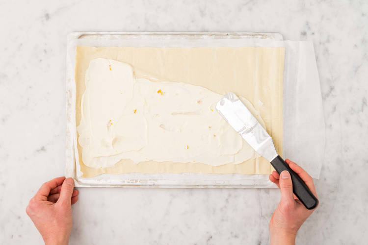 Flammkuchenteig ausrollen