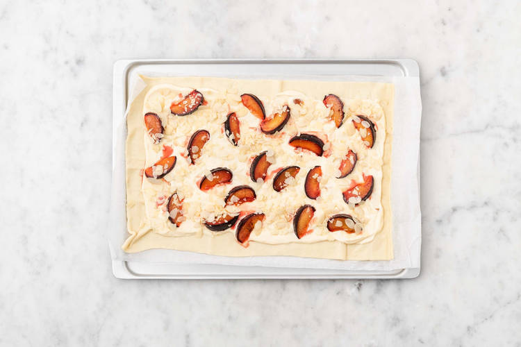 Flammkuchenteig belegen