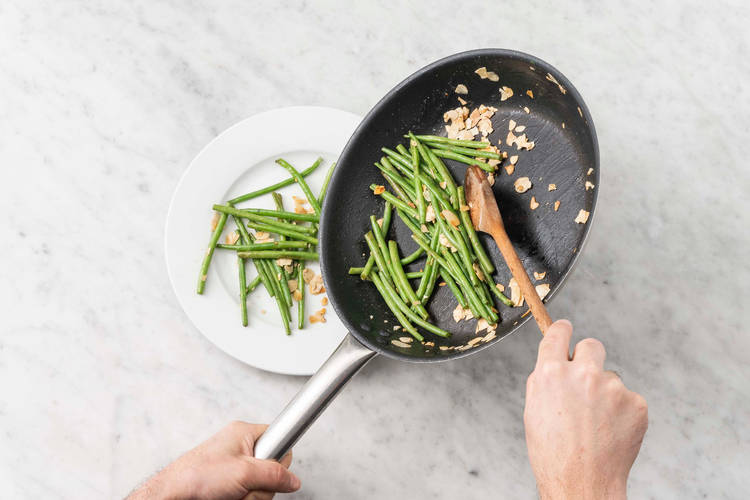 Faire griller les amandes et faire cuire les haricots verts