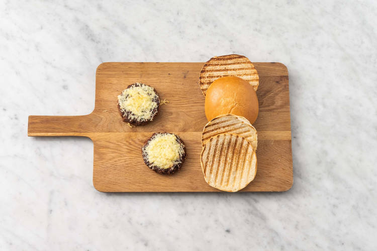 Faire griller les galettes et faire fondre le fromage