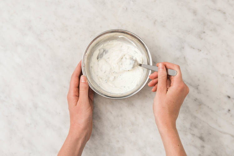 Mélanger le yaourt