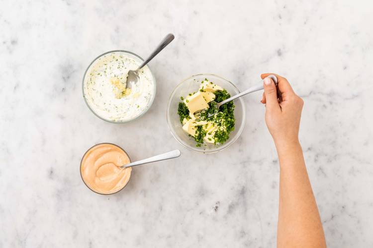 Stokbrood en sausjes voorbereiden