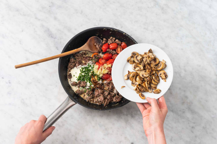 Faire cuire le bœuf et la sauce crémeuse à la ciboulette