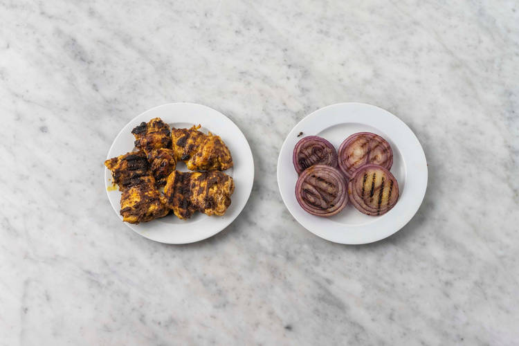 Faire griller le poulet et les oignons