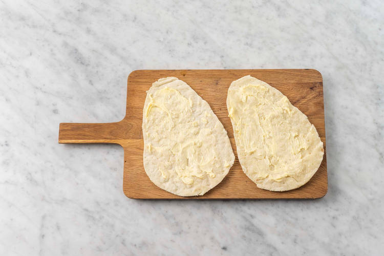 Préparer les pains naan à l’ail