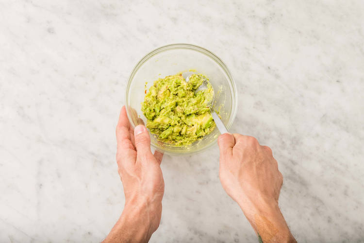 Faire le guacamole